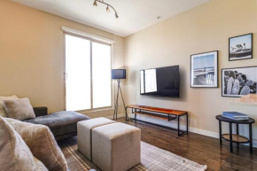 Huge and Modern 3 BDR and 2 BTH Townhouse in LA!